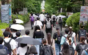 日銀の金融緩和政策の見直しを受け、奨学金の返済金利は上昇傾向だ 日銀の金融緩和政策の見直しを受け、奨学金の返済金利は上昇傾向だ