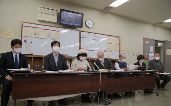 カジノを含む統合型リゾート（IR）を巡り、住民監査請求を実施した大阪市民らのグループが記者会見した（16日、大阪市役所）