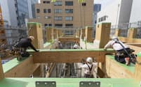 大林組の純木造ビルは柱、はり、床、壁の構造材に木材を使った(建設現場の様子)=大林組提供