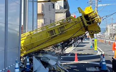 転倒して歩道にはみ出した杭打ち機。けが人は出なかった(写真:NEXCO西日本)
