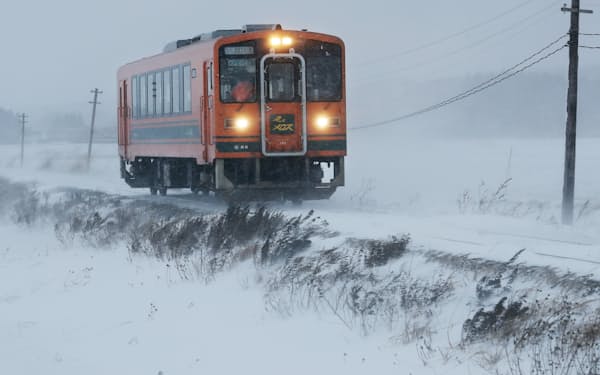 積雪量の多い青森県五所川原市を行く津軽鉄道のディーゼルカー。車両前面下部には雪かき器を備えている