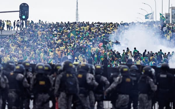 ８日、首都ブラジリアでルラ大統領に抗議する暴徒に対峙する警察隊＝ロイター