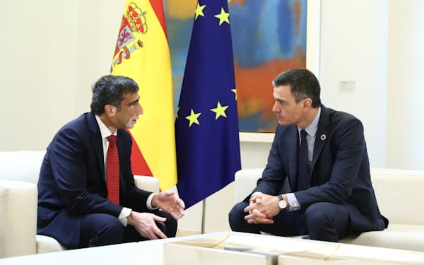 スペインのサンチェス首相（右）と会談するグローバルロジックのニテッシュ・バンガ社長（16日）