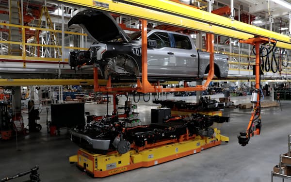 フォードのEVピックアップトラックの試作ライン。同社は20年代半ばから自社開発した車台に切り替えて新車種を生産するという＝ロイター