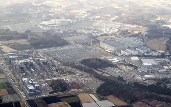 熊本県菊陽町と合志市に広がる半導体工場。左下は建設が進むTSMCの新工場（7日）＝共同