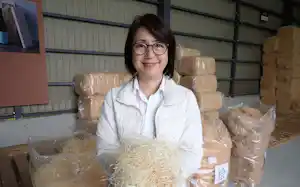 木毛(もくめん)を手に持つ戸田商行の戸田実知子社長 木毛(もくめん)を手に持つ戸田商行の戸田実知子社長