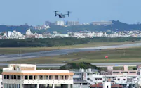 米軍普天間基地に着陸する輸送機オスプレイ(3日、沖縄県宜野湾市)