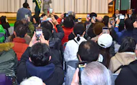 2月の衆院選で候補者をスマホで撮影する有権者。SNSが選挙に大きな影響を及ぼすようになった