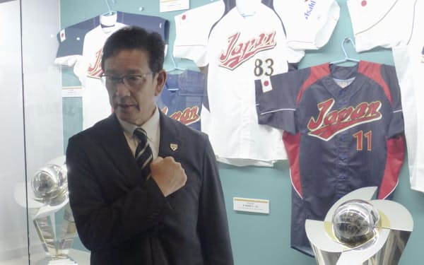 東京都内の野球殿堂博物館でポーズをとる日本代表の栗山監督（17日）＝共同