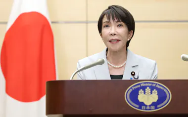 2026年度予算成立を受け、記者団の取材に応じる高市首相(7日、首相官邸)