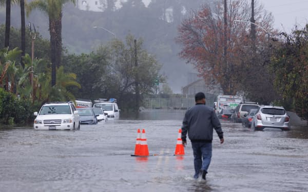 洪水の増加など気候変動が金融機関経営に及ぼす影響を分析する（１月、米カリフォルニア州）＝ロイター
