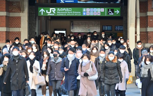 マスク姿で通勤する人たち（東京・丸の内）