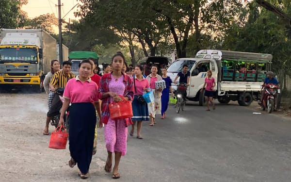 縫製工場での勤務を終え帰宅する工員ら（13日、ヤンゴン）