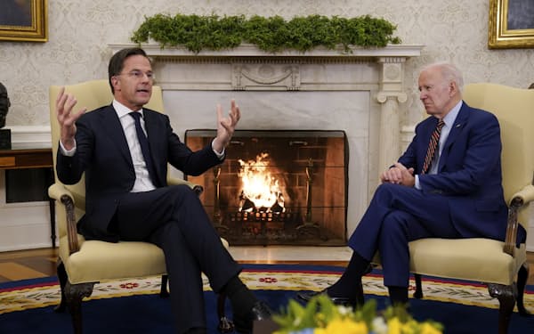 17日、ホワイトハウスで会談するオランダのルッテ首相（左）とバイデン米大統領＝ＡＰ