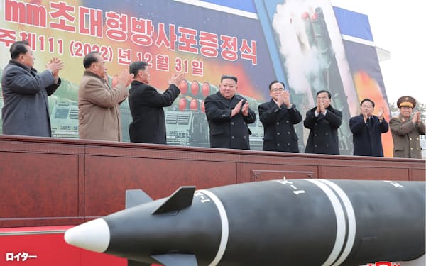 北朝鮮の金正恩総書記は今年、戦術核兵器の大量生産とICBMのさらなる開発を目指すと報道されている(22年12月31日の北朝鮮軍需工場部門から朝鮮労働党中央委員会総会に贈られた600ミリ超大型放射砲の贈呈式で演説する金総書記)=ロイター