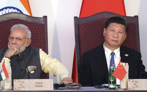 インドは中国と国境紛争を抱えている（2016年、国際会議で隣り合わせたモディ首相㊧と習近平国家主席）＝ＡＰ