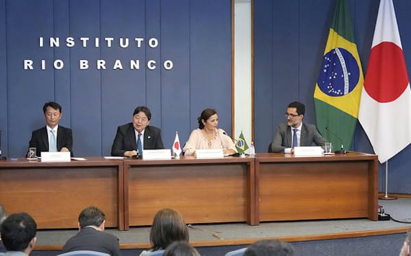ブラジルで9日、対中南米外交をテーマに講演する林外相（左から2人目）＝外務省提供