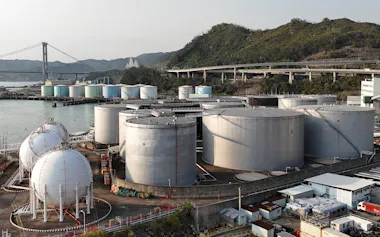 香港の石油備蓄施設=ロイター