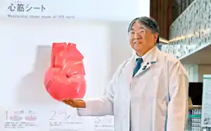 大阪大学特任教授(未来医療推進機構理事長) 澤芳樹さん (大阪市の中之島クロス) 親近シートを説明する展示の前で 大阪大学特任教授(未来医療推進機構理事長) 澤芳樹さん (大阪市の中之島クロス) 親近シートを説明する展示の前で
