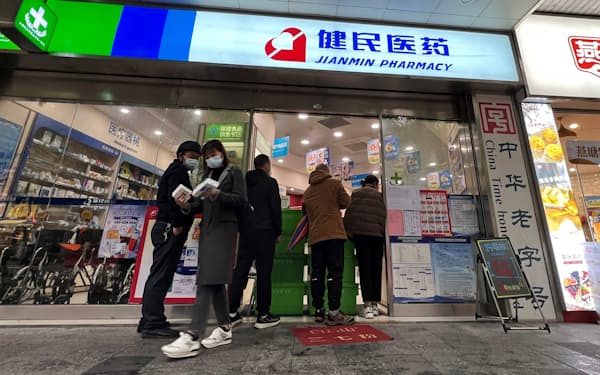 解熱剤やビタミン剤を買い求める人が目立った（2022年12月、広州市）