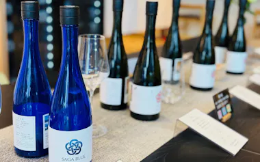 佐嘉酒造のコンセプトショップには、主力商品の「SAGA BLUE」や「梅ケ谷」が並ぶ(福岡市、10日)
