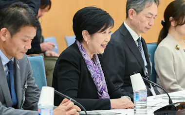 国と東京都の協議会で発言する小池都知事(中)=10日、首相官邸