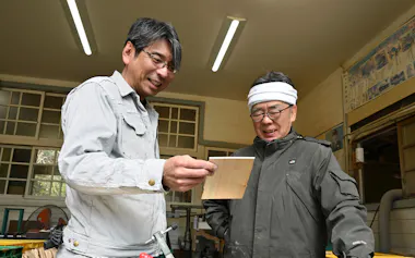 従業員㊨と製造工程について細かく相談する高橋さん(福島県いわき市)