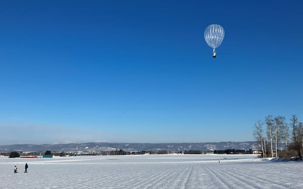岩谷技研は事業化に向け、有人による気球飛行実験を繰り返している（22年12月、北海道幕別町）