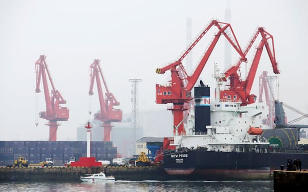 中国の原油需要は回復する見通しに（青島港に接岸するタンカー）＝ロイター