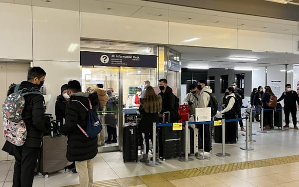 JR札幌駅の外国人向け案内所ではインバウンド客で列ができていた（22年12月、JR北海道提供）