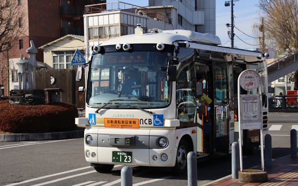 自動運転バスが上毛電鉄・中央前橋駅とJR前橋駅間の約1キロメートルの区間を運行する（19日、前橋市）