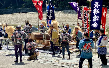 伊勢神宮内宮の御手洗場から、奉曳団が御用材を引き上げた(12日、三重県伊勢市)