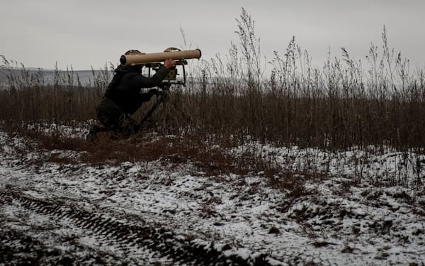 ソレダル近郊で兵器を準備するウクライナ兵＝ロイター