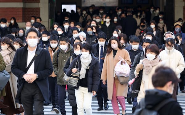 マスク姿で通勤する人たち(19日、東京・丸の内)