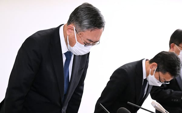 １月13日、顧客情報の不正閲覧に関する記者会見で頭を下げる関西電力の松村幹雄副社長（左）ら