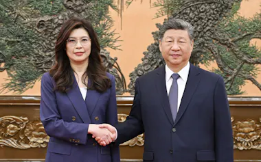 台湾・国民党の鄭麗文主席㊧と握手する中国共産党の習近平総書記。国共トップの会談は2016年11月以来、約9年半ぶりとなった(10日、北京の人民大会堂)=新華社・共同