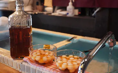 湧き水にさらした白玉をシロップで味わう銀水の「かんざらし」(長崎県島原市)