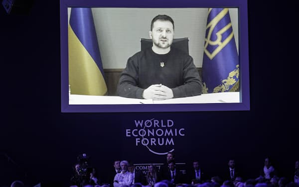 18日、オンラインで演説するウクライナのゼレンスキー大統領＝スイス東部ダボス（AP＝共同）