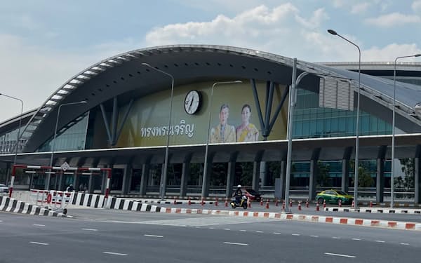 空港のような外観のクルンテープ・アピワット中央駅（19日、バンコク）