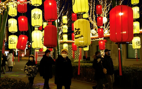 旧正月用に飾り付けられた北京の市場を歩く人々（1月14日撮影）＝ロイター