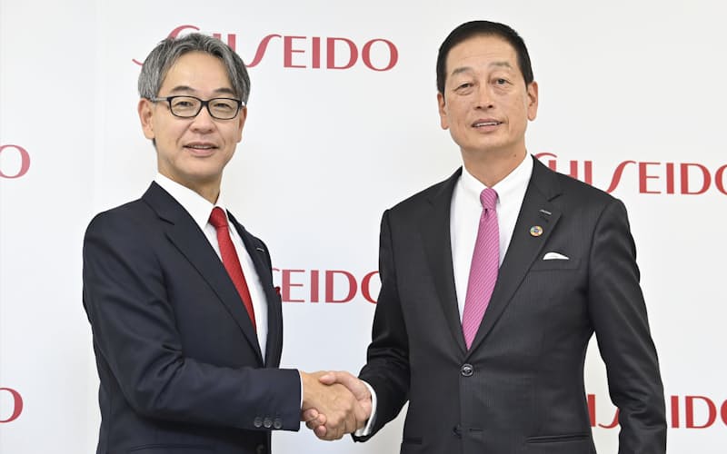藤原憲太郎・現社長㊧と魚谷雅彦・現会長(2022年11月の社長交代発表の記者会見) 藤原憲太郎・現社長㊧と魚谷雅彦・現会長(2022年11月の社長交代発表の記者会見)