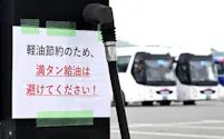 九州産交バスは営業所で給油する運転士に軽油節約を呼びかけている(13日、熊本市)