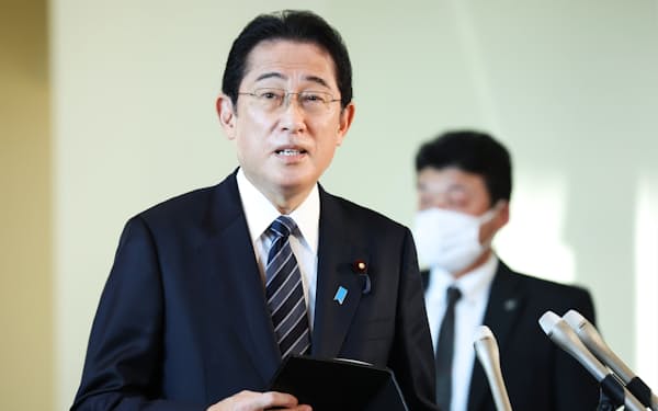 新型コロナの分類を「５類」へ移す検討を関係閣僚に指示したことを表明する岸田首相（20日午前、首相官邸）