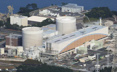 玄海原子力発電所の1号機(右)と2号機(佐賀県玄海町)