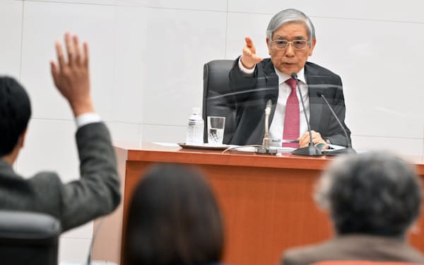 金融政策決定会合後、記者会見する日銀の黒田総裁(18日)