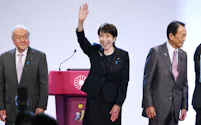 自民党大会を終え、出席者に手を振る高市首相(12日、東京都港区)