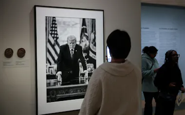 米首都ワシントンのスミソニアン国立肖像画美術館に展示されるトランプ大統領の肖像画=ロイター