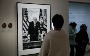 米首都ワシントンのスミソニアン国立肖像画美術館に展示されるトランプ大統領の肖像画=ロイター 米首都ワシントンのスミソニアン国立肖像画美術館に展示されるトランプ大統領の肖像画=ロイター