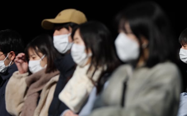 マスク姿でJR大阪駅前を歩く人たち。現在も屋外では原則マスク不要だが着用者が多い（20日、大阪市北区）