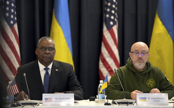 ウクライナへの軍事支援を話し合う関係国会合に出席するオースティン米国防長官㊧とウクライナのレズニコフ国防相=AP